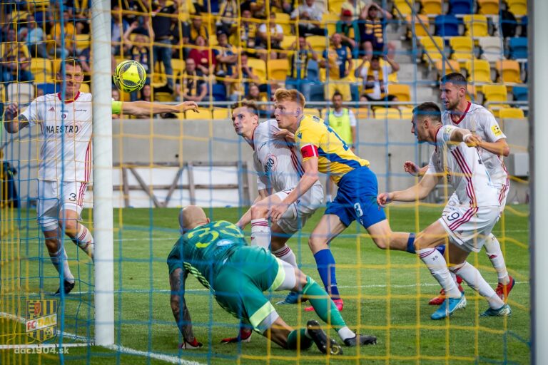 Slovnaft Cup: Slovan jednoznačne zvíťazil nad ViOnom, DAC s Ružomberkom nerozhodne a pred odvetou je všetko otvorené