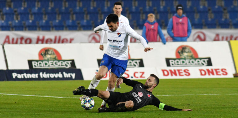 Vedoucí Slavia míří na půdu nevyzpytatelného Baníku