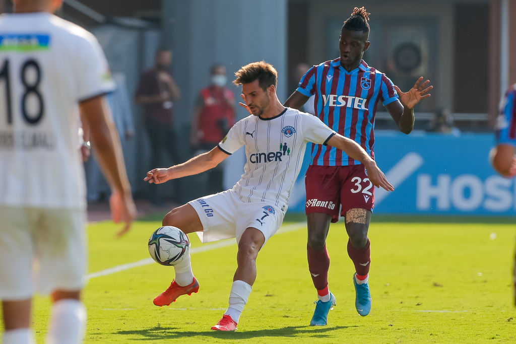 ISTANBUL, TURKEY – SEPTEMBER 18: Michal Travnik of Kasimpasa SK and Edgar Ie of Trabzonspor during the Super Lig match between Kasimpasa SK and Trabzonspor at Recep Tayyip Erdogan Stadium on September 18, 2021 in Istanbul, Turkey (Photo by /BSR Agency/Getty Images)