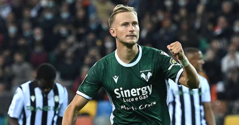 Barák pod dohledem. Bedlivě jej sleduje gigant z Milána