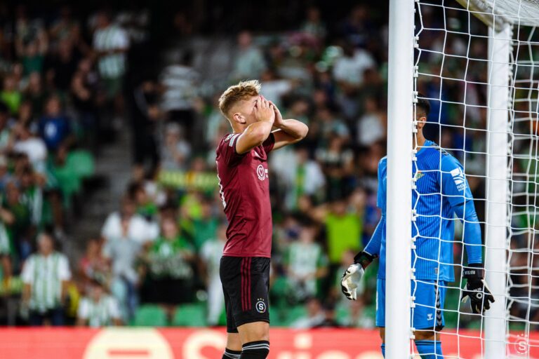 Zuřivý Sparťan: Smutní hrdinové ze Sevilly, kteří si za to mohou sami