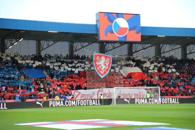Fanoušci se prý na reprezentanty vykašlali. Házet vše na ně je ale komunikační sebevražda