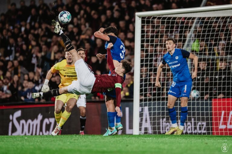 Zuřivý Sparťan: Slovan škrábal prstíčkem o bodíček. Nemá ho