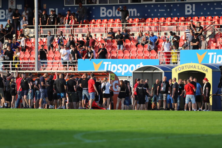 Fanoušci Zbrojovky se halí do černa. Podivný prodej s příchutí podrazu