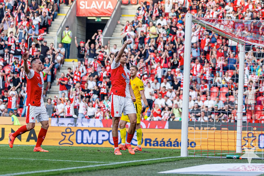 Slavia rozdrtila Baník. Zápas ovlivnila červená pro Tanka