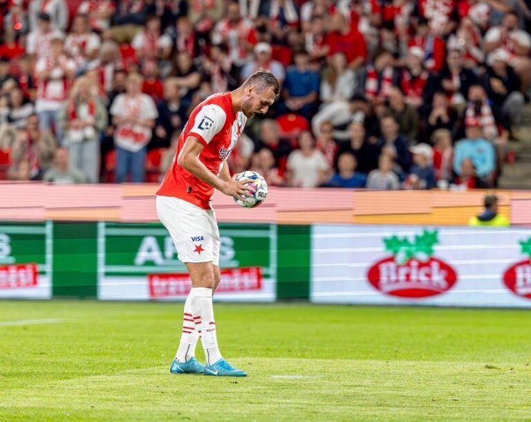 Menu z Edenu: Ajax výkonem pošpinil své zvučné jméno. Směrem do derby zápas nic neukázal
