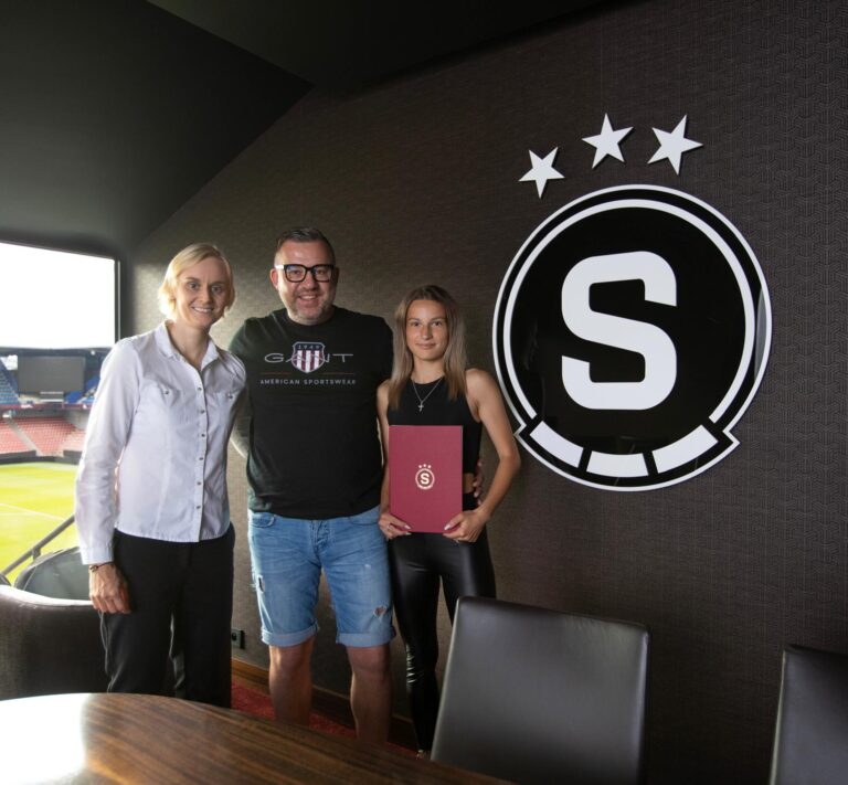 Michal Holeščák: Ženský futbal u nás berú niektoré kluby ako príťaž. Slovan by hral o špicu aj v Česku.