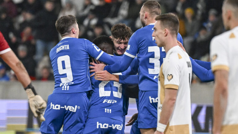 Červená karta změnila průběh zápasu. Baník porazil Hradec díky brance Pojezného