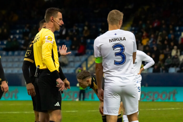 Sudí v hledáčku: Hned první víkend v Chance Lize červené karty i kontroverzní momenty