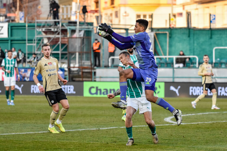 Kdo je Colin Andrew? Brankář který ohromil v zápase Dynama na Spartě