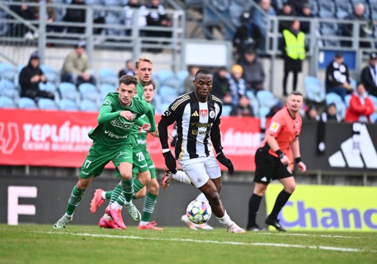 Dynamo mělo namířeno k první výhře. Karviná však zvládla v přestřelce otočit