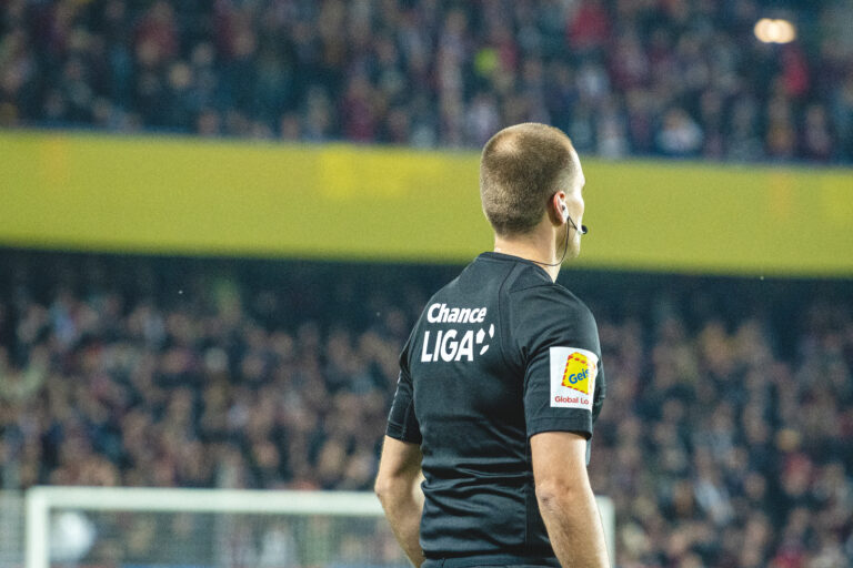 KOMENTÁŘ: Rozdílný metr sudích ovlivňuje zápasy. Chybí jasná pravidla, nebo je jen rozhodčí nerespektují?