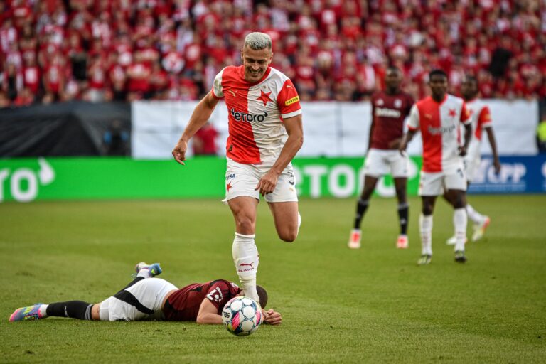 Slavia může nepřímo „odpálit“ rivala z Letné