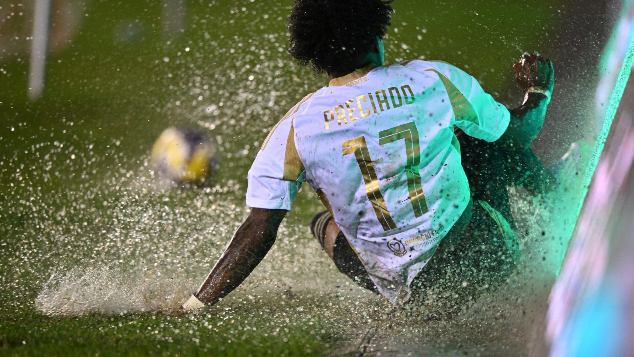 Ostuda Sparty v Konferenční lize. Nic na ní nemění ani špatný terén či podivný výkon rozhodčího