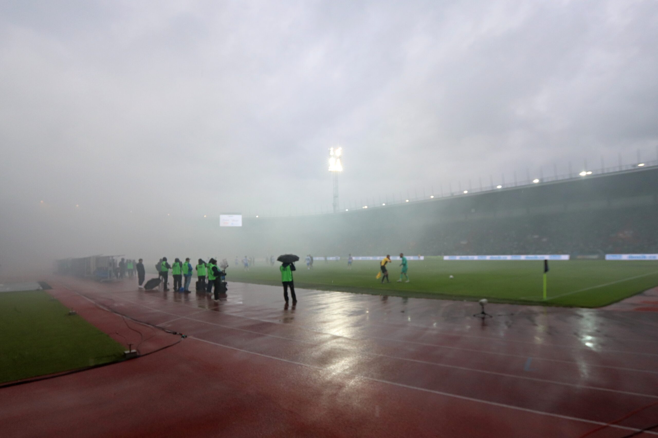 V průtrži mračen pouze 25 minut. Baník nestihl doručit narozeninový dárek Hapalovi, místo toho se před domácím kotlem ladil na odvetu s Legií