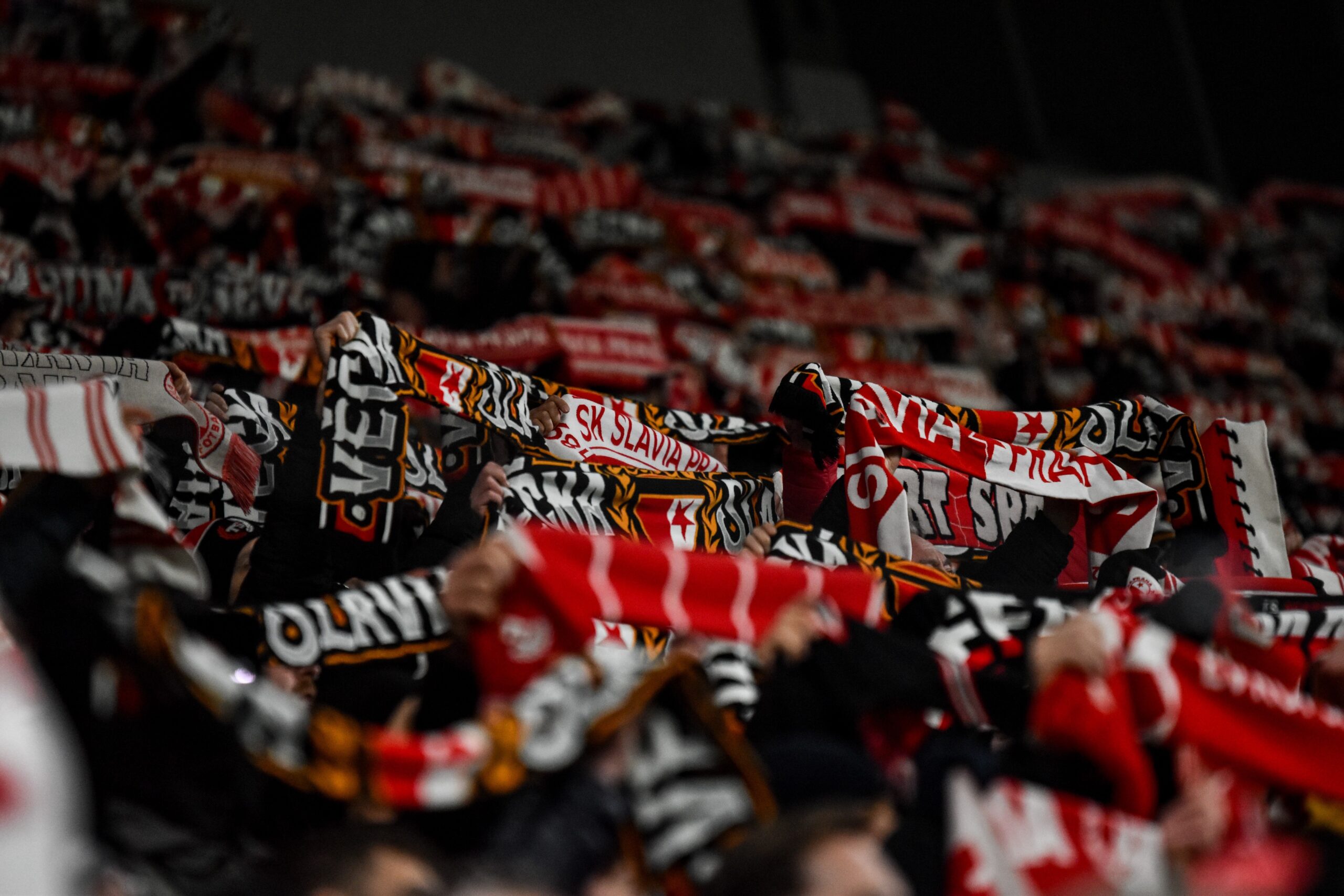 Ztracený dvanáctý hráč: UEFA uzavřela část Tribuny Sever
