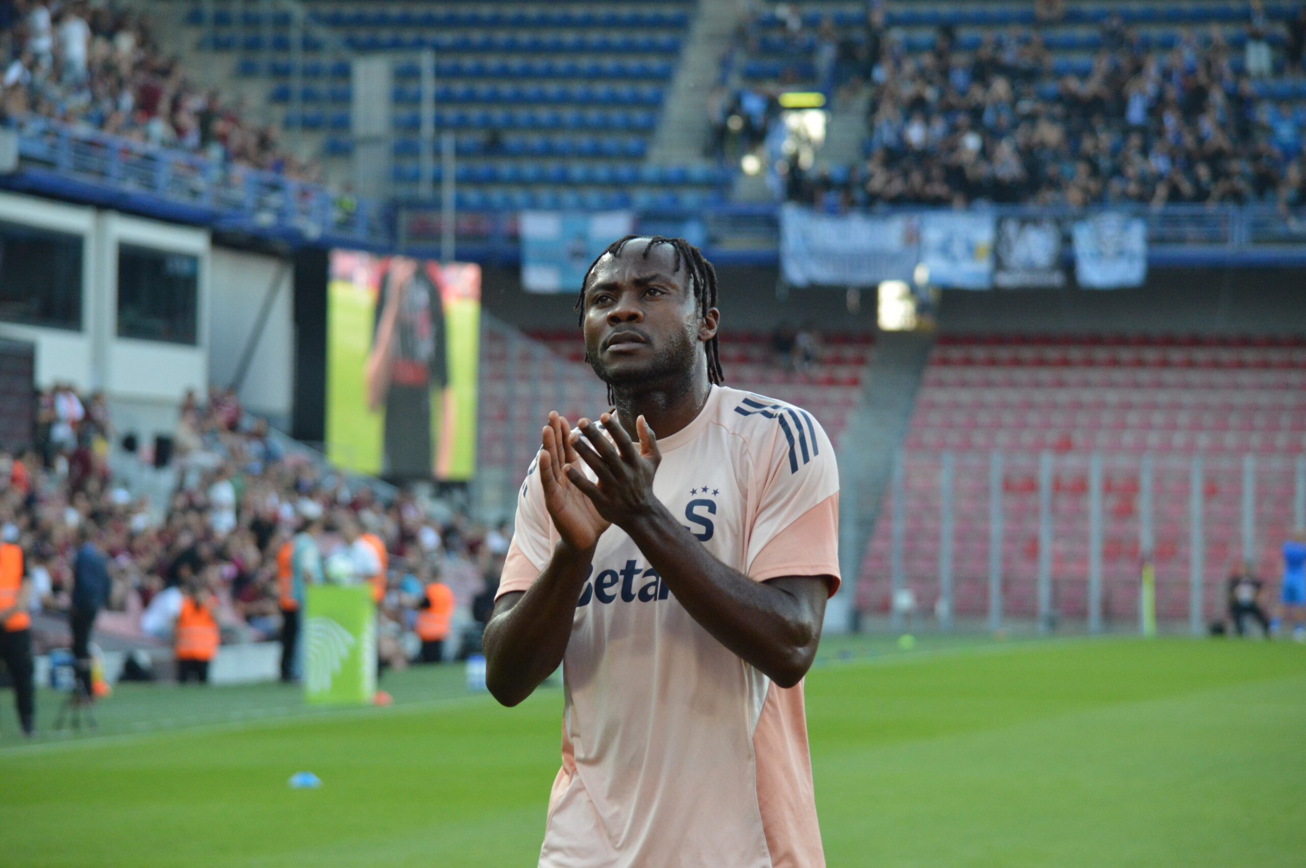 Rozpačitá Sparta si zahrávala. Uchenna nakonec sestřelil Duklu dvěma brankami