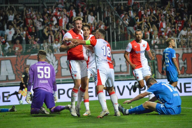 Slavia i přes vítězství vyhlíží posily do útoku. Kopala se penalta, o níž fanoušci nevěděli, proč se opakovala