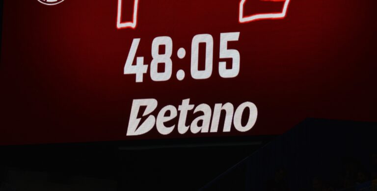 Sparta vs. moralisté: 0:1 po penaltě. Fanouškům se nelíbila reklama na generálního partnera