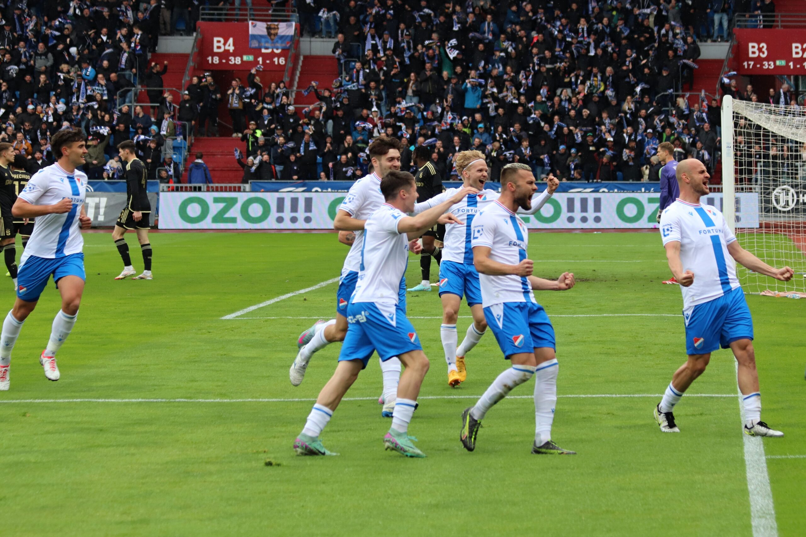 České kluby zavírají dveře domácím přestupům. Raději prodáme do zahraničí