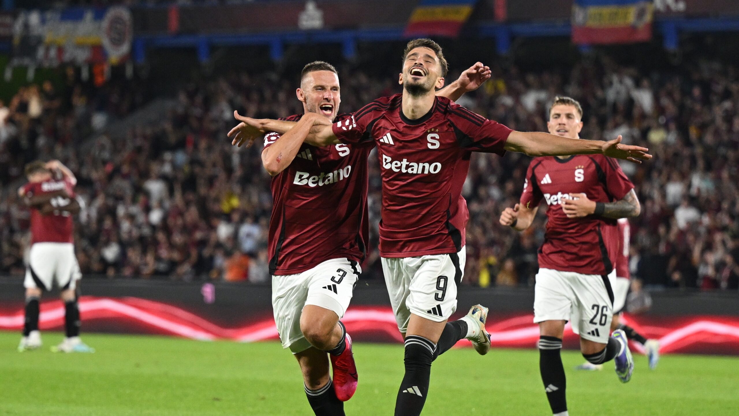 Dvě červené a sparťanský kolotoč. Sparta se díky vítězství nad Sigmou dotahuje na Slavii a Zlín