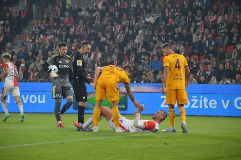 Chorý měl podle Komise dostat žlutou navíc. V dalším zápase přitom Slavii čeká Sparta