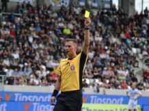 Sudí v hledáčku: Trenér i hráč se diví, proč za simulaci není penalta