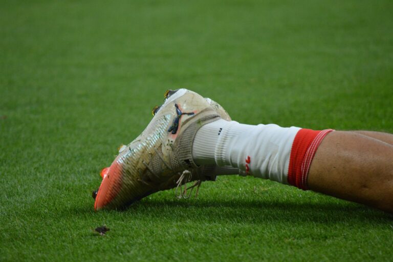 Sudí v hledáčku: Derby ovlivněné zásadní chybou rozhodčích. Regulérnost ligy ohrožena?