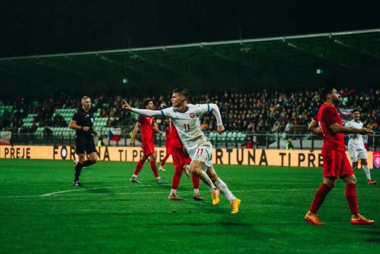 Mladí útočníci českých výběrů střílejí góly, jejich dospělým vzorům se moc nedaří