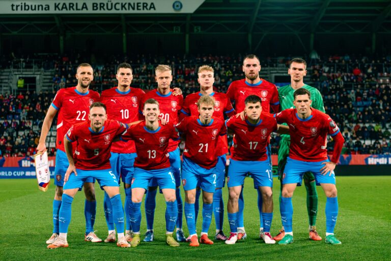 Přišel čas na odvážný krok s angažováním trenéra repre? Jednoho s kvalitní školou přitom máme na dosah