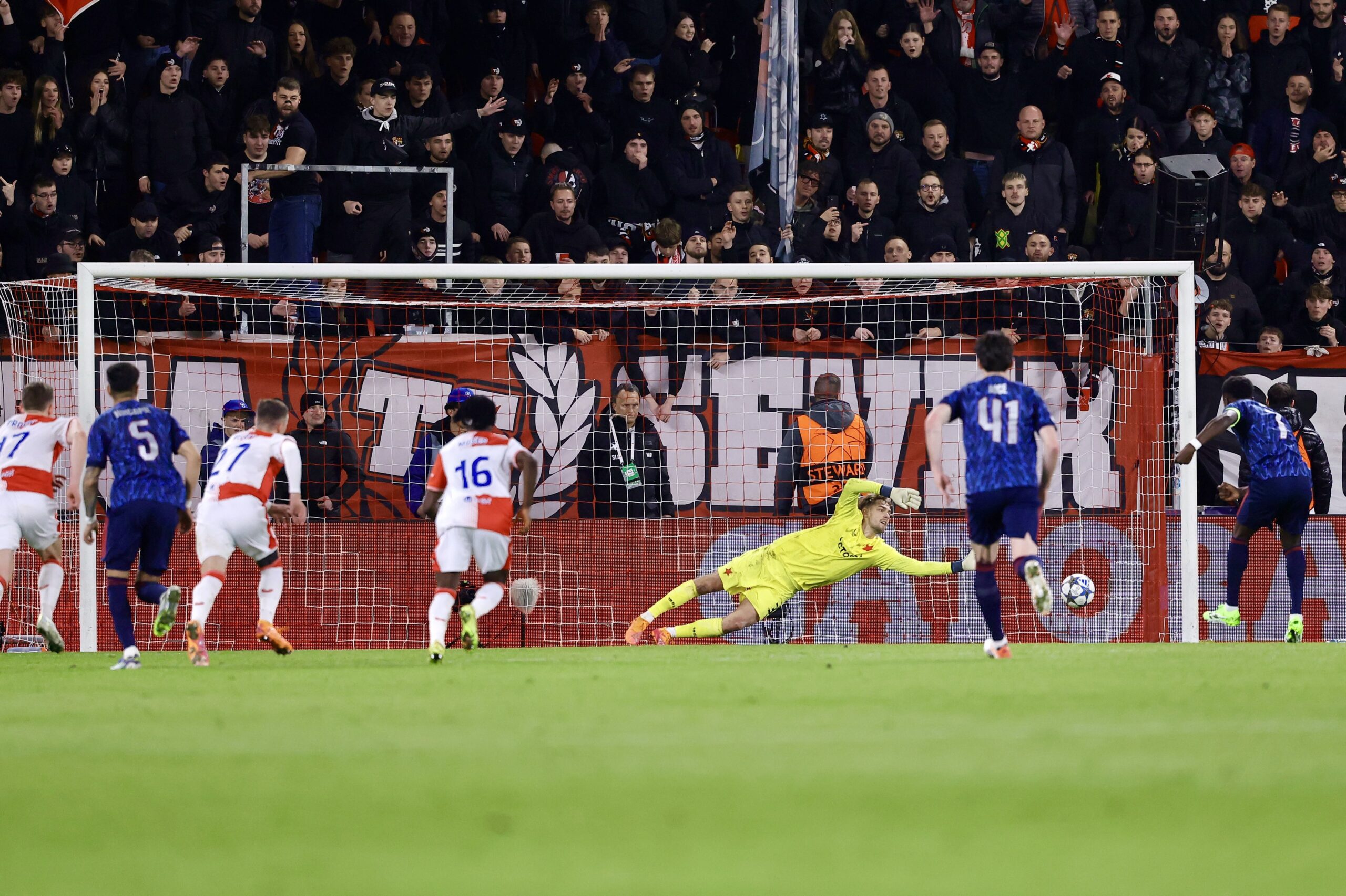 Jasné vítězství Arsenalu nad Slavií. Zápas ovšem přinesl několik diskutabilních momentů