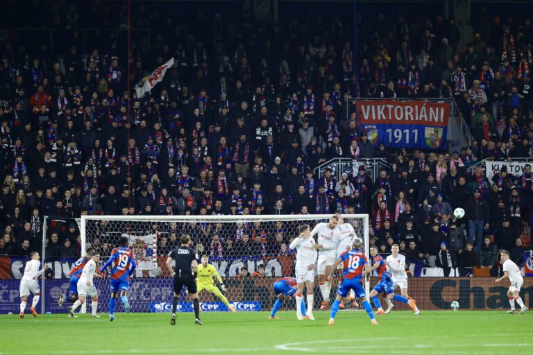 Martin Hyský na lavičce Plzně poprvé prohrál. Zaplněná Doosan Aréna viděla osm gólů