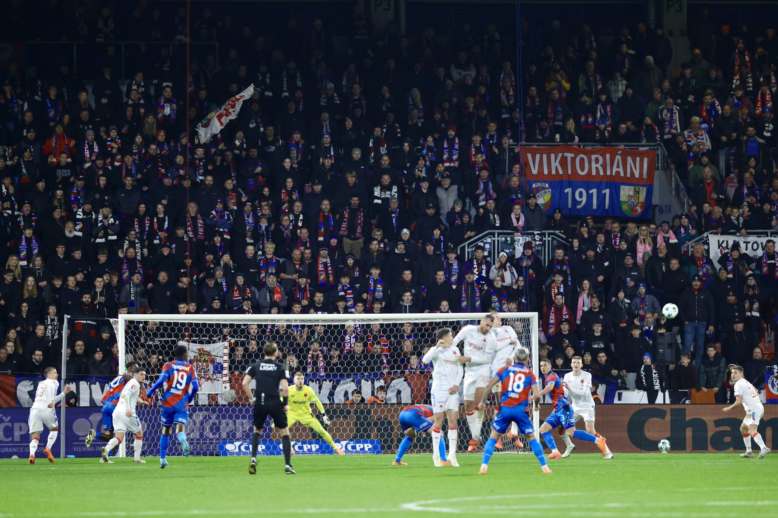 Martin Hyský na lavičce Plzně poprvé prohrál. Zaplněná Doosan Aréna viděla osm gólů