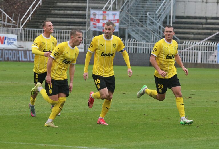 Špíltrojka Flinty: Zbrojovka zakončila podzim výhrou, Svědík zvolil tříobráncový systém