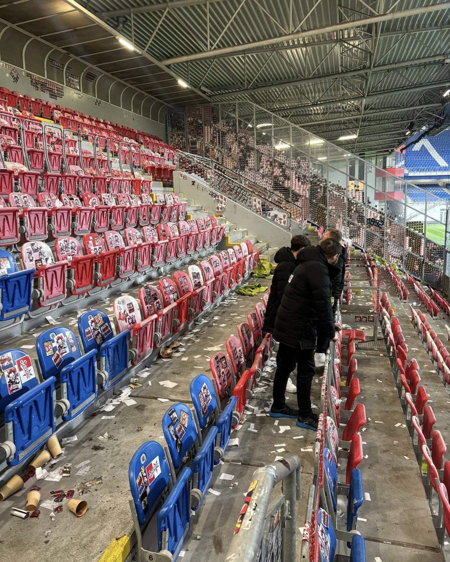 Agresivní fanoušci poničili v Plzni zázemí v sektoru hostů. FAČR dlouhodobě mlčí