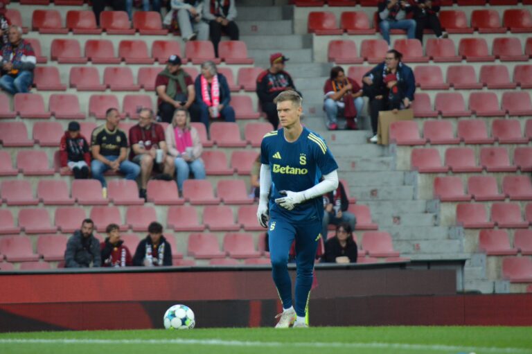 Vindahl dál sráží Spartu. Ta přes jeho obrovskou chybu dokázala vyloupit Andrův Stadion