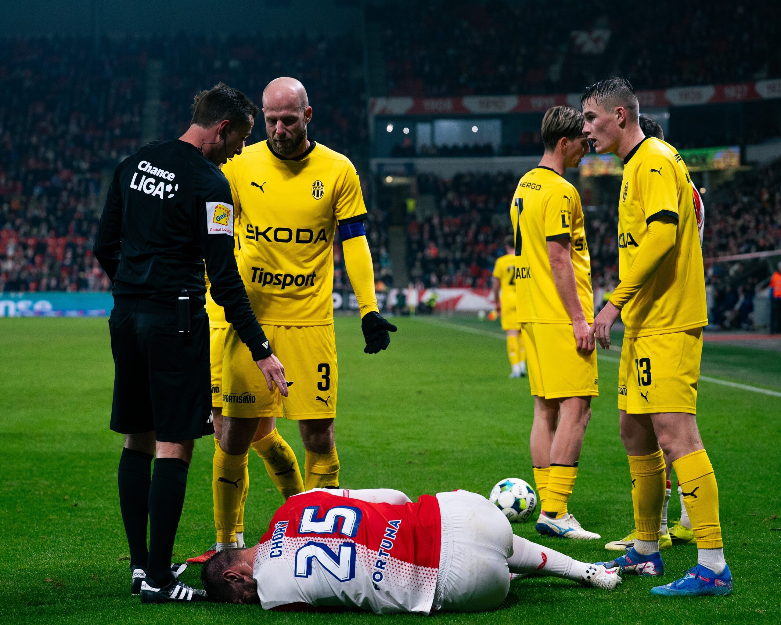 Fanoušci opět volají po zrušení VAR. V současné době by to ovšem spíše uškodilo a mohou za to hlavně rozhodčí