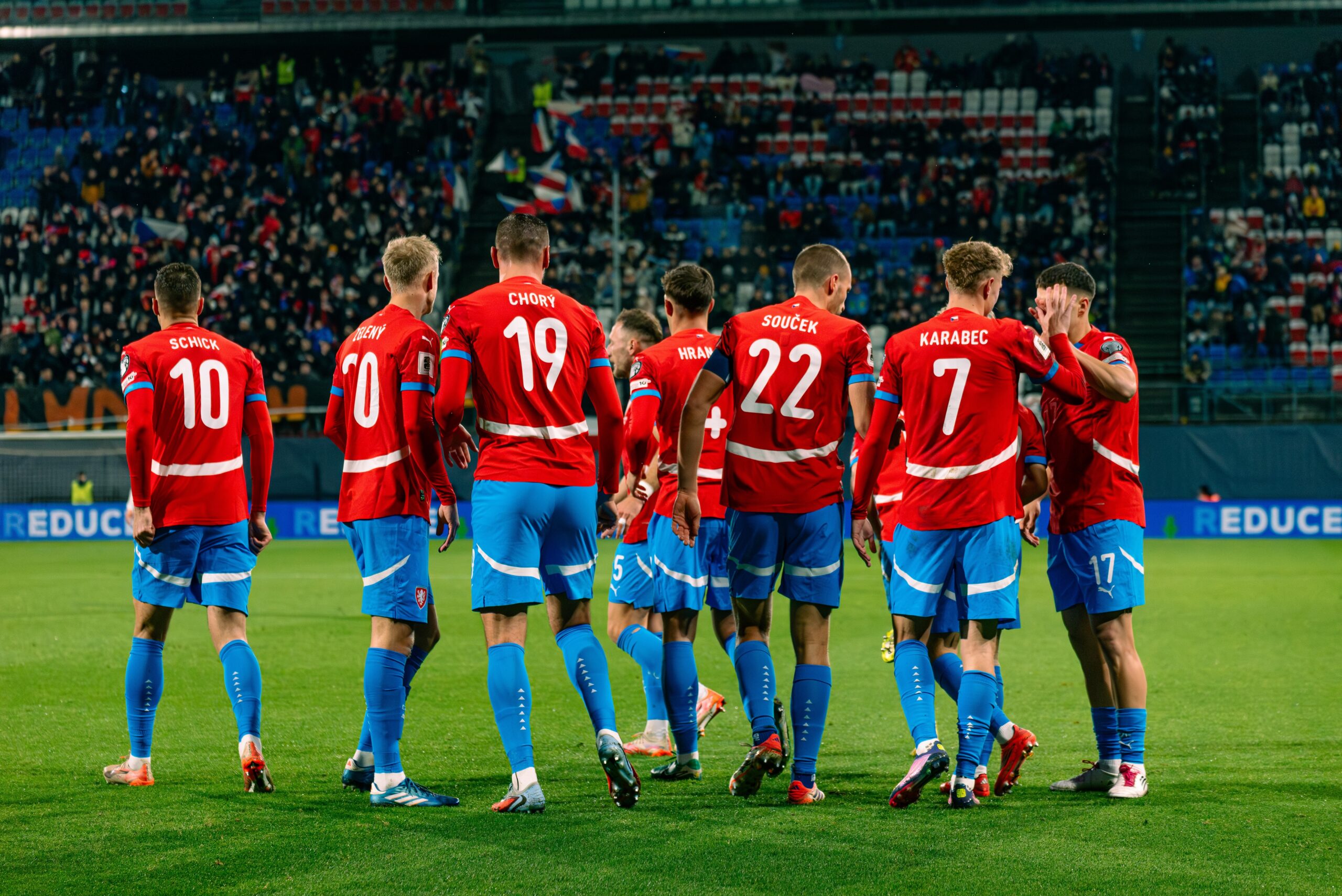 Čeští reprezentanti v zahraničí září. Šulc zařídil oba góly, Souček vstřelil 39. gól v Anglii a Coufal dvakrát asistoval
