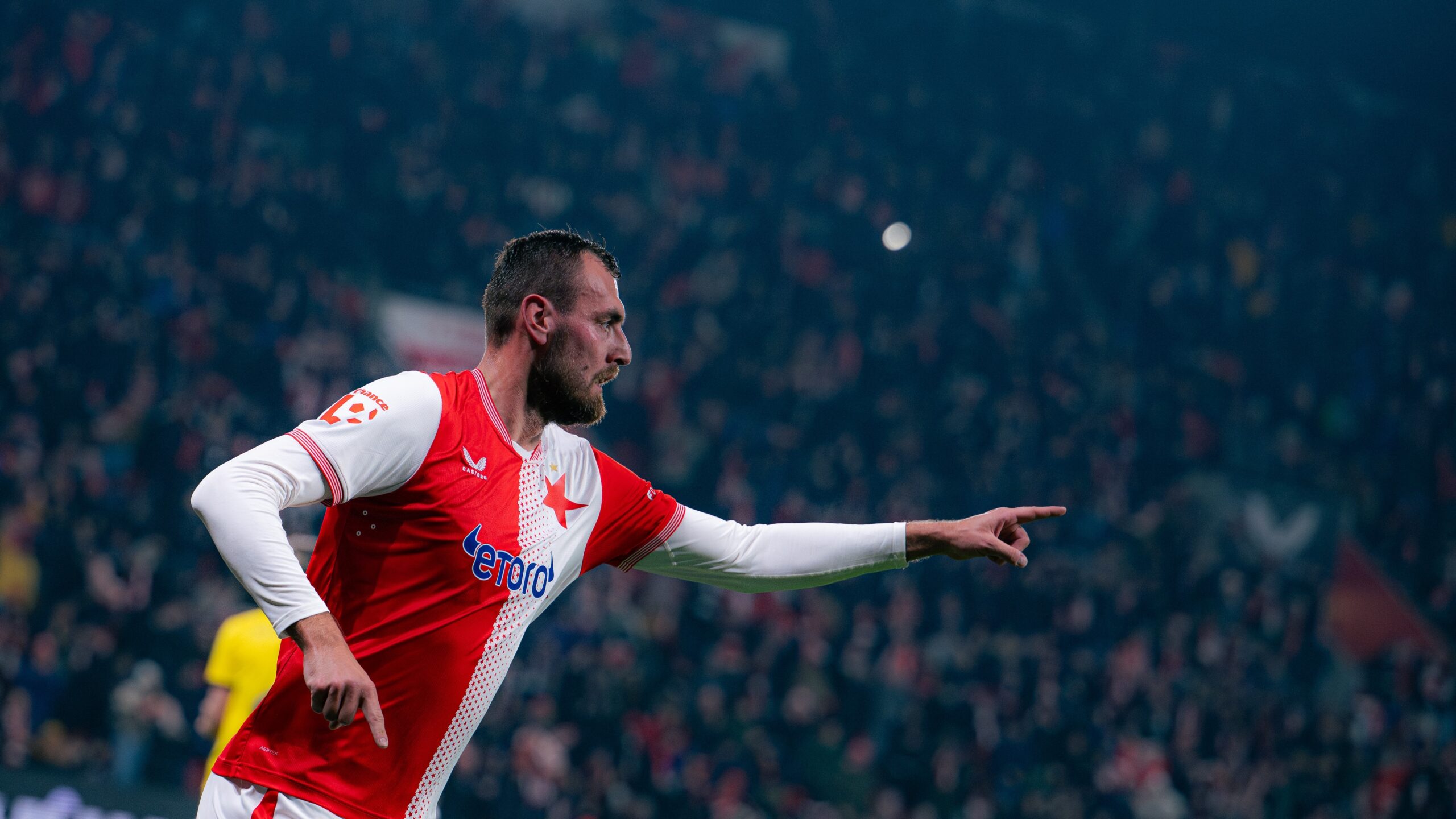 Nepěkný fotbalový zápas o kousek lépe zvládla Slavia. Ukázaly se ovšem její ztráty a sudí všemu moc nepomohl