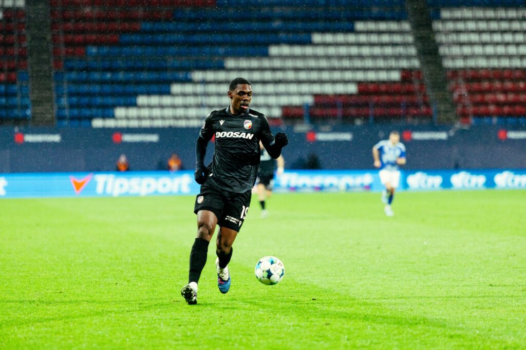 Souarého penalta může stát český fotbal miliardu