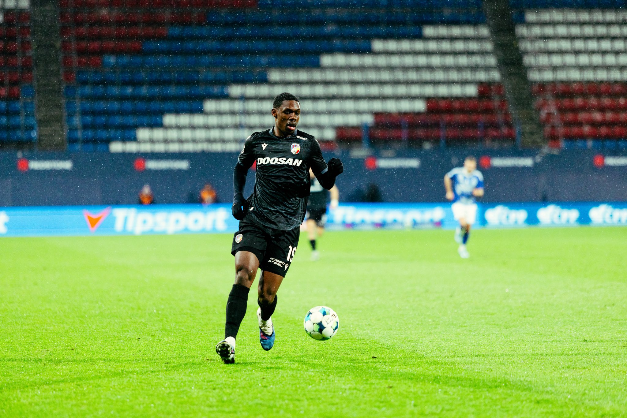 Souarého penalta může stát český fotbal miliardu