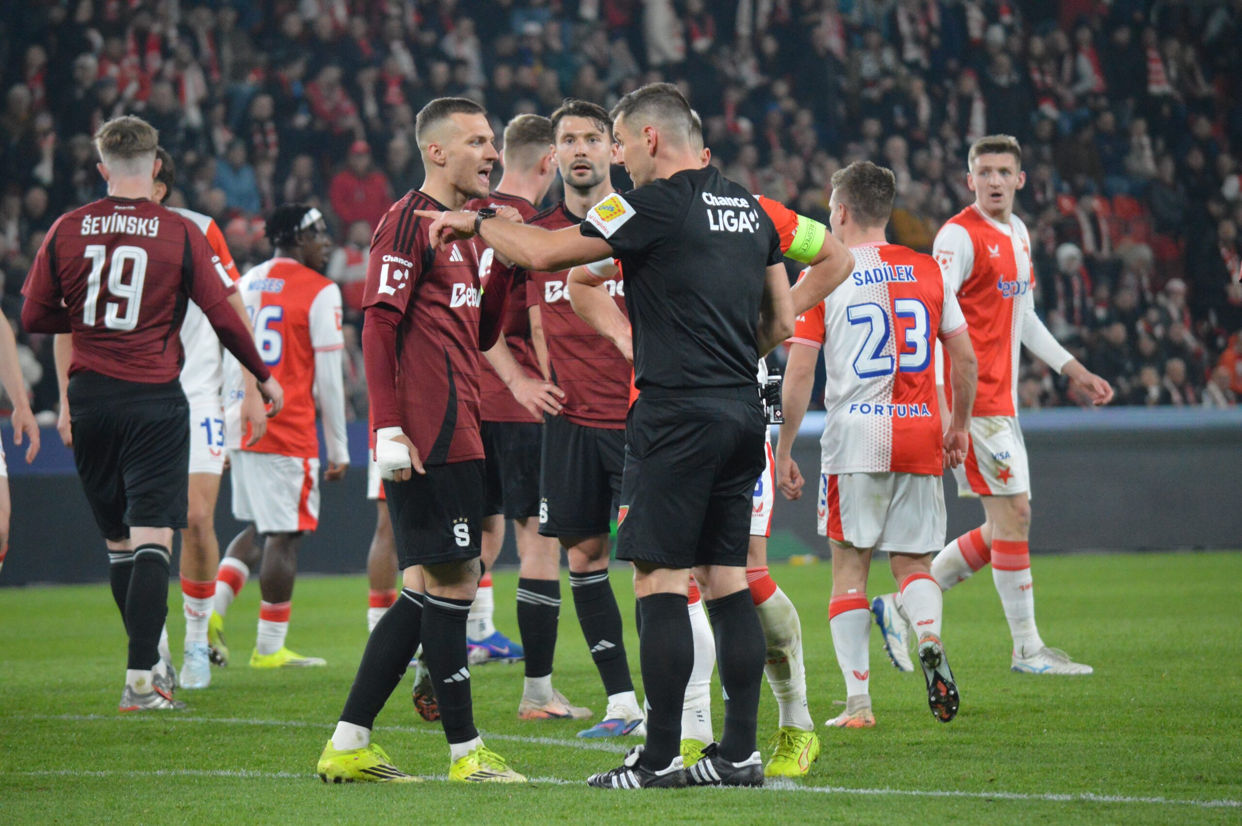 Rozhodčí Volek derby vesměs zvládl. Chorý mohl dostat žlutou, ale našly bychom chyby i na druhé straně