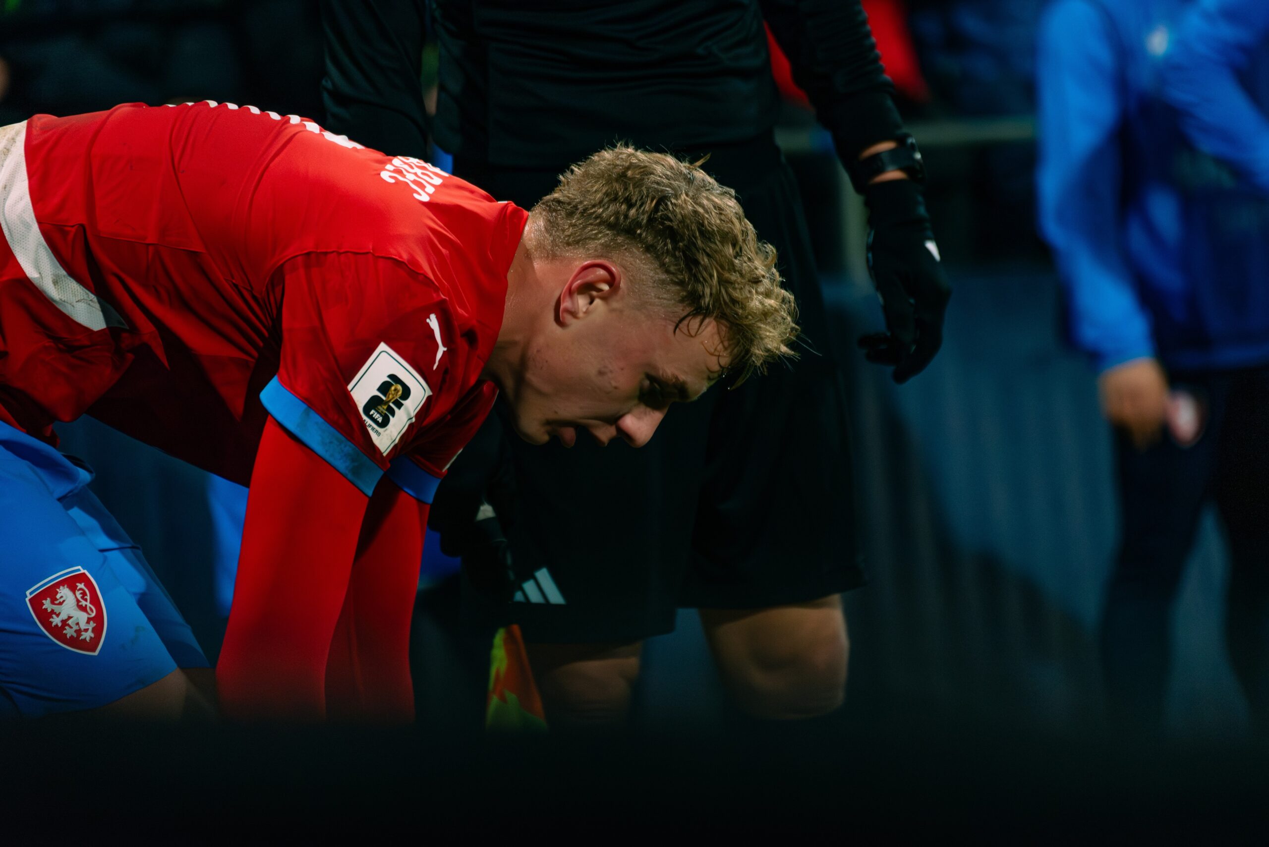 Přísný metr rozhodčího v barážovém utkání? Češi doplácejí na domácí volnost