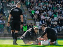 A zase ta nekonzistentnost. Provokativní oslava bez trestu a červený zákrok podrážkou napřed