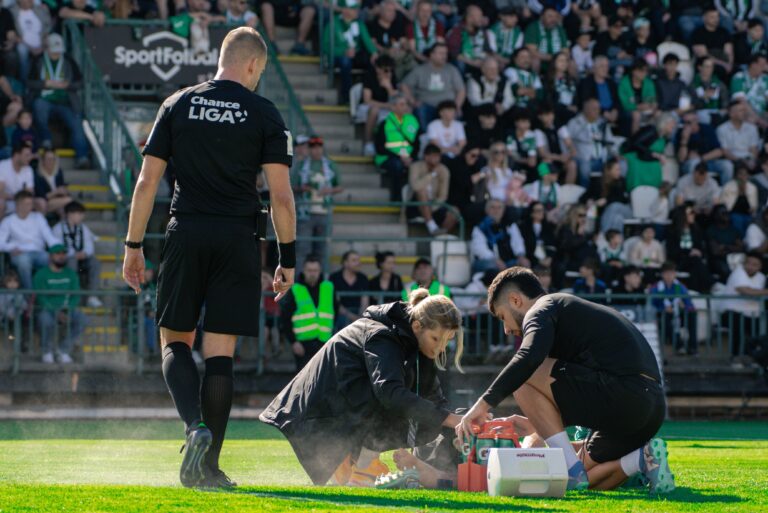 A zase ta nekonzistentnost. Provokativní oslava bez trestu a červený zákrok podrážkou napřed