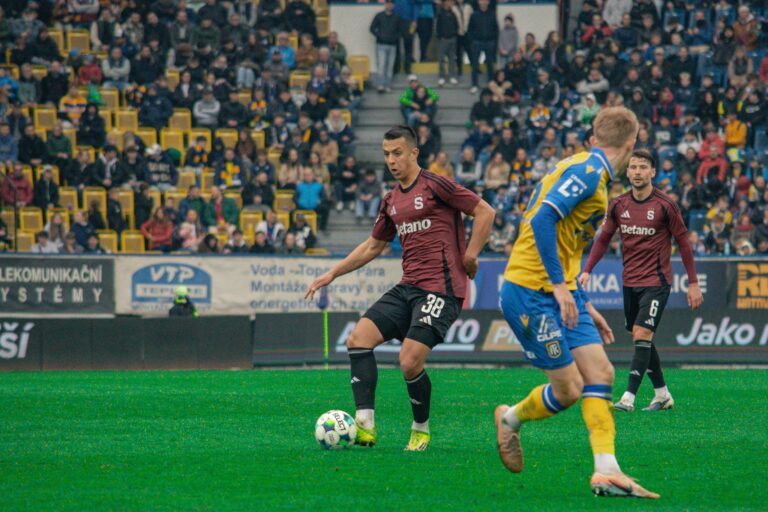 Nejlepší hráči pod 20 v Chance Lize: Kometa Sochůrek, karvinský rychlík a Slávista perníkářem