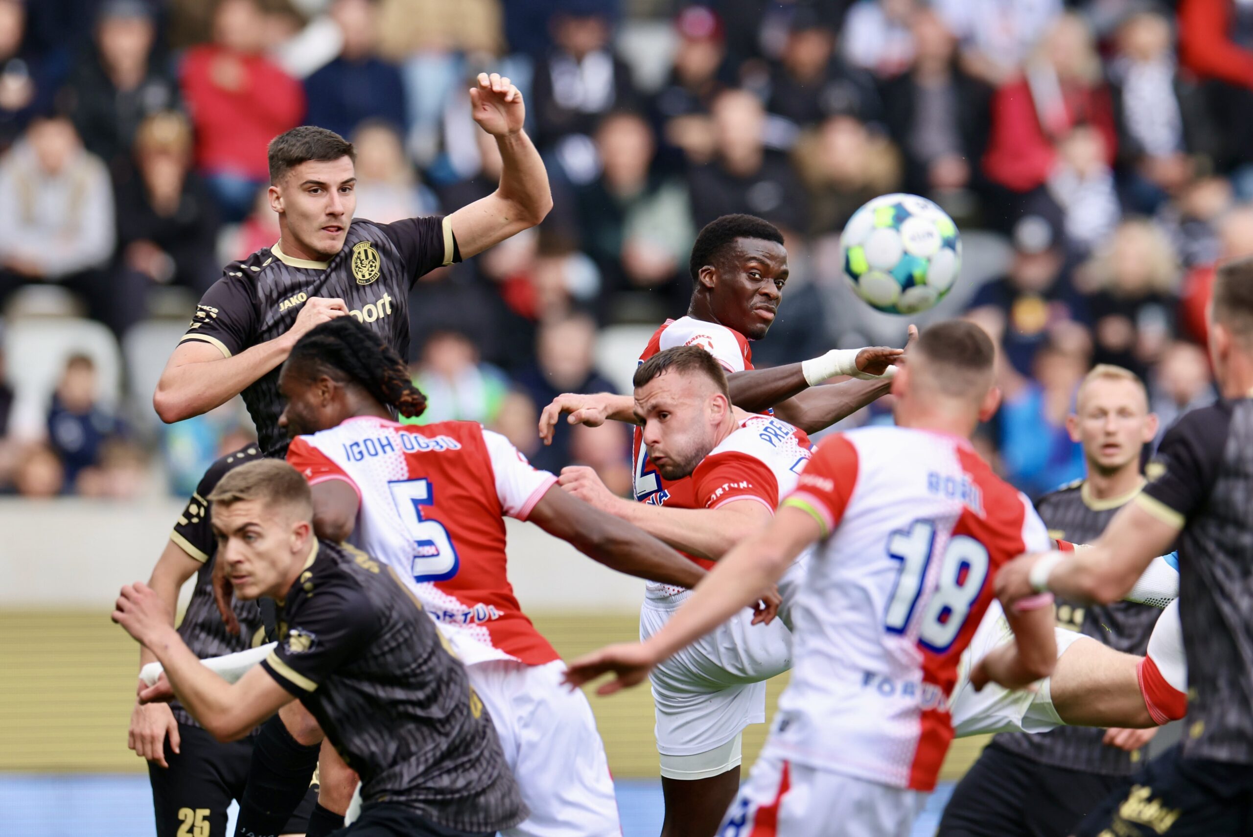 Slavia darovala vítězství Hradci a vrátila Spartu do boje o titul