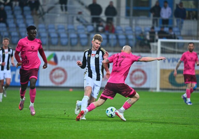 Dynamo slehlo s Ústím 1:2. Fanoušci se ostře vyjádřili k vedení klubu