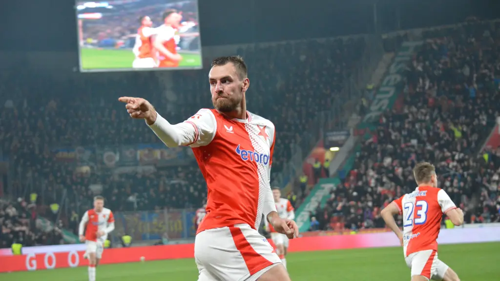 Nesmyslná červená pro Tomáše Chorého za fyzickou reakci těla. Doplatil hráč Slavie na svou nálepku?