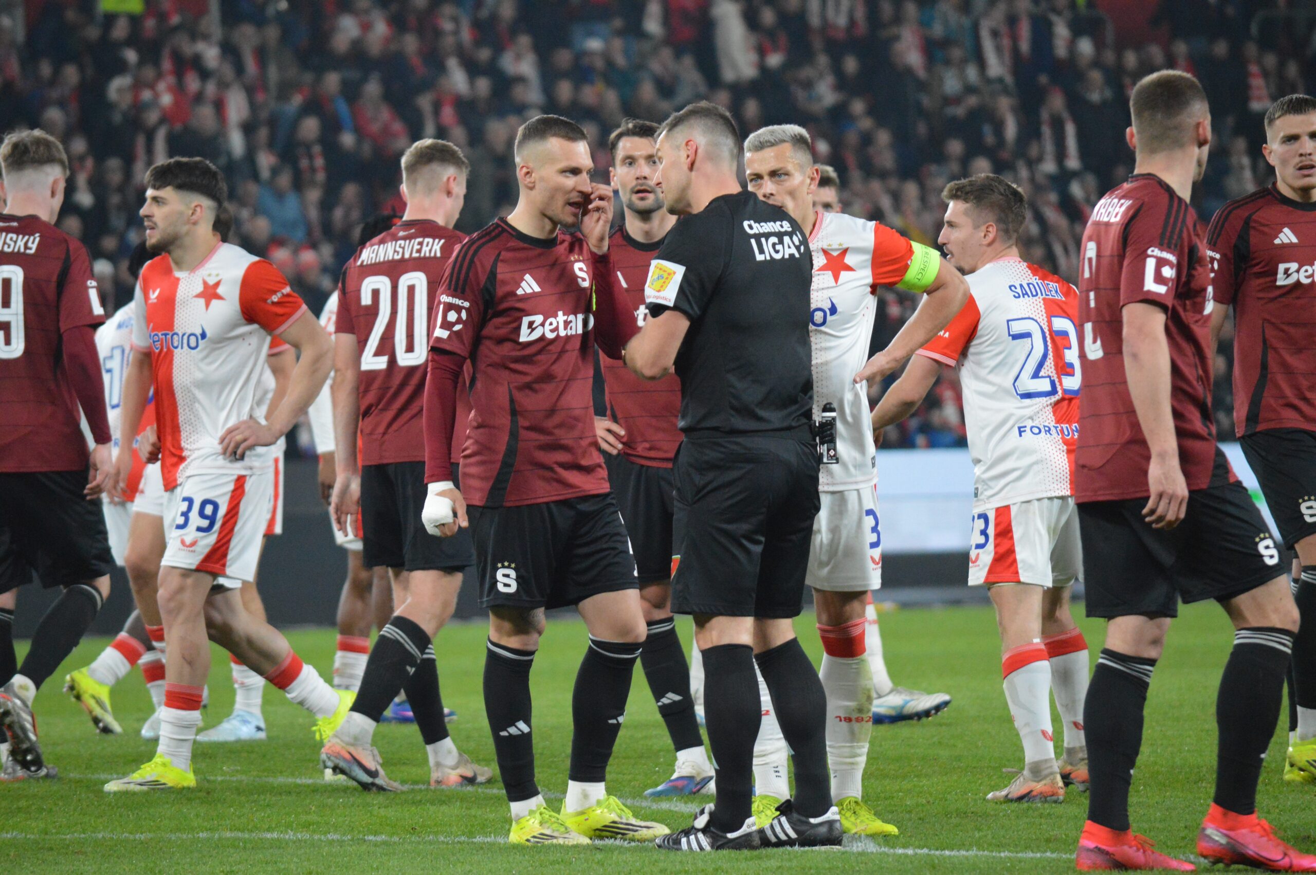 Rozhodující derby je před námi. Slavie může slavit titul, Priske doplatit na svá slova